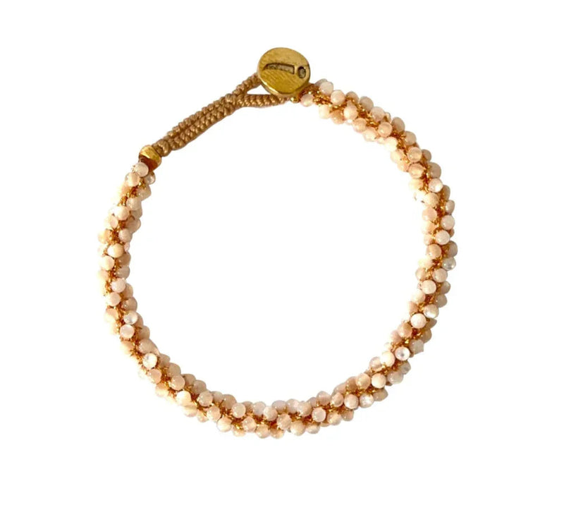 Armbånd med vævede perlelignende perler, cirkulær form, gylden knaplukning.