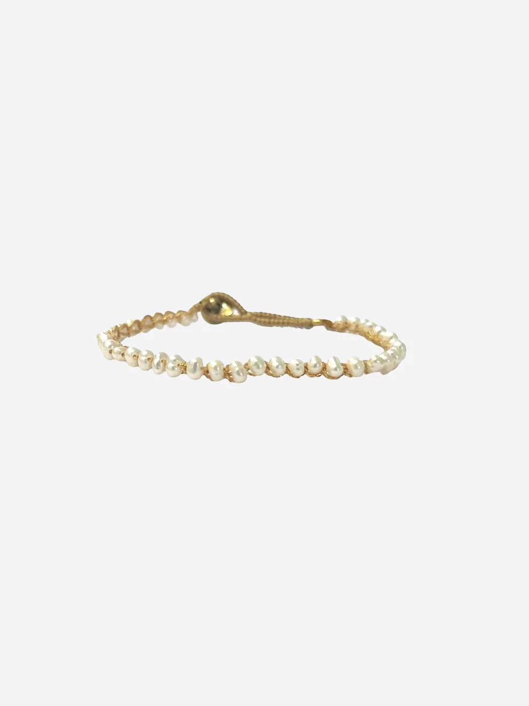 Armbånd med små perler og en gylden lås. Enkel og elegant i design.