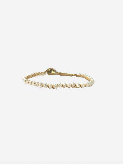 Armbånd med små perler og en gylden lås. Enkel og elegant i design.