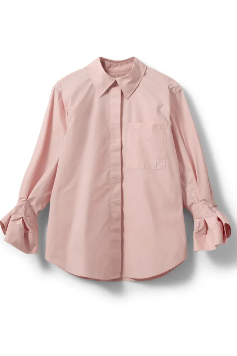 Lys pink skjorte med klassisk krave, brystlomme og rynkede manchetter.