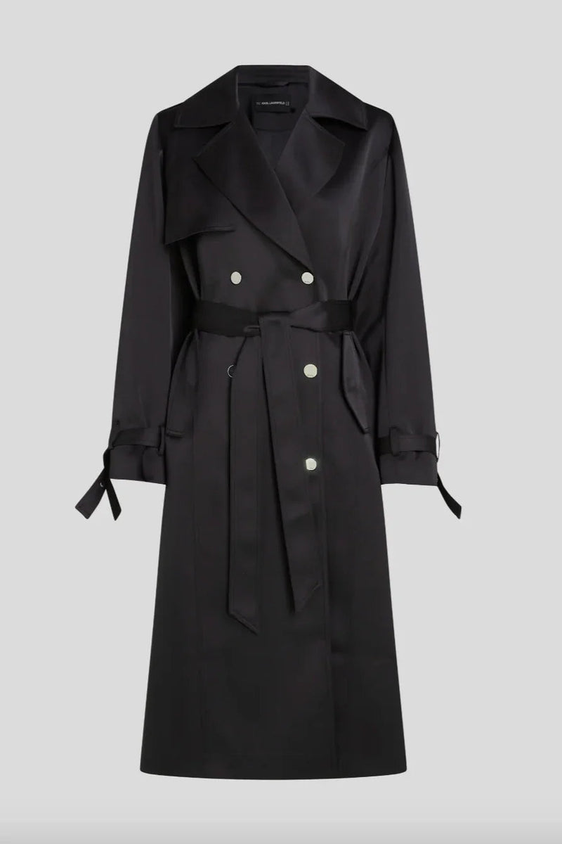 Sort trenchcoat med bred krave, dobbeltradet lukning, bælte i taljen og plisseret detalje bagpå.