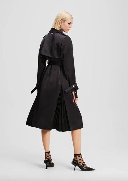 Sort trenchcoat set bagfra med plisseret detalje, bælte i taljen og bred krave.