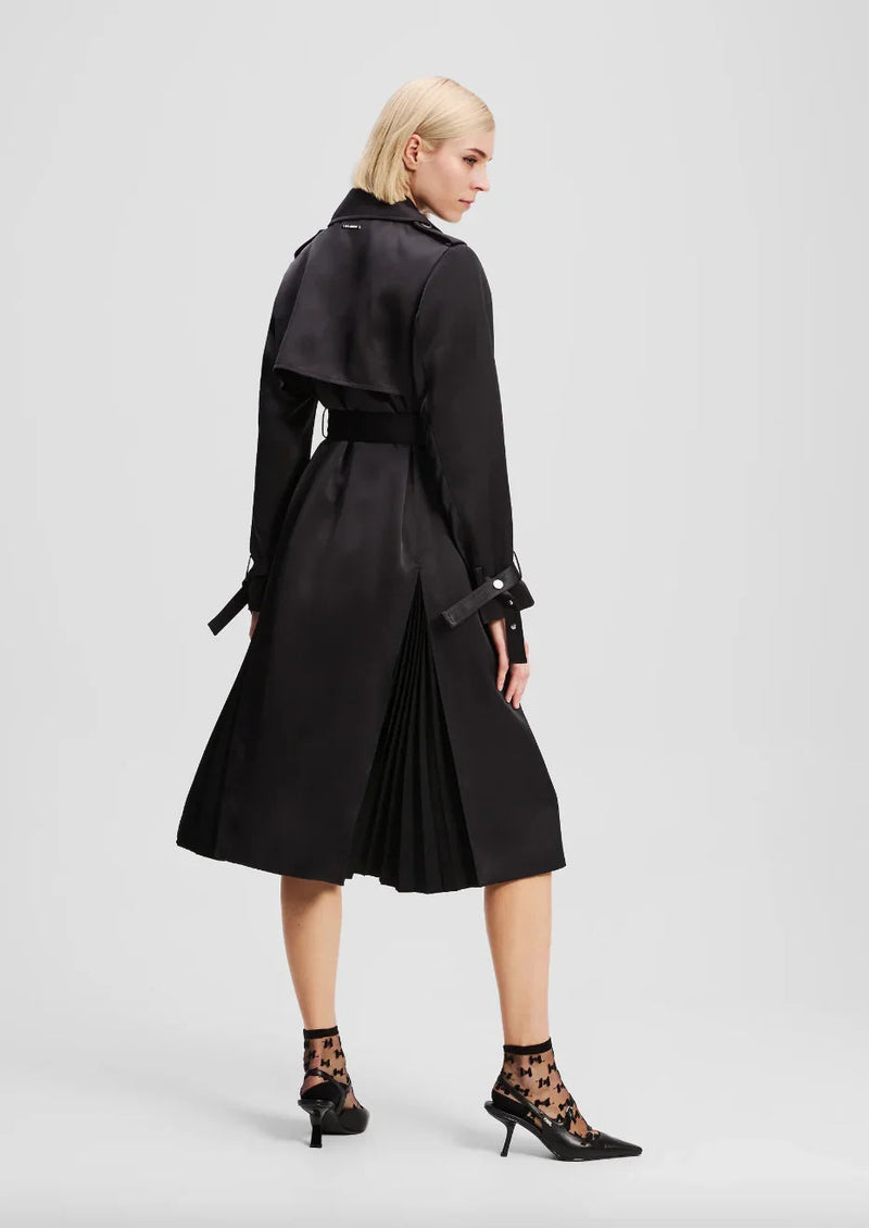 Sort trenchcoat set bagfra med plisseret detalje, bælte i taljen og bred krave.