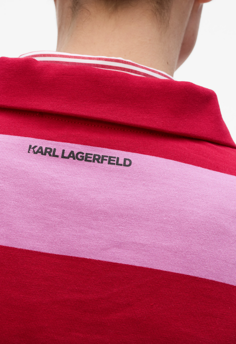 Polo med brede pink/røde striber og "KARL LAGERFELD" tryk på ryggen.