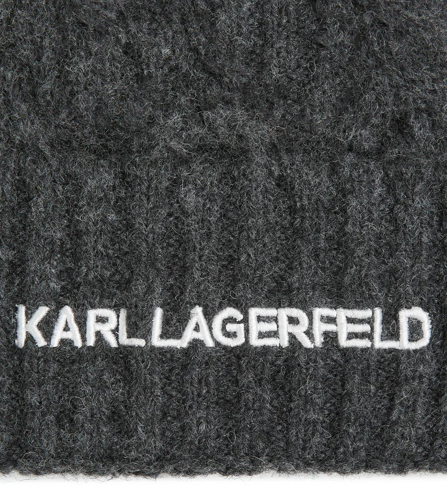Mørkegrå kabelstrik hue med foldet kant og hvidt "KARL LAGERFELD" broderi på kanten.