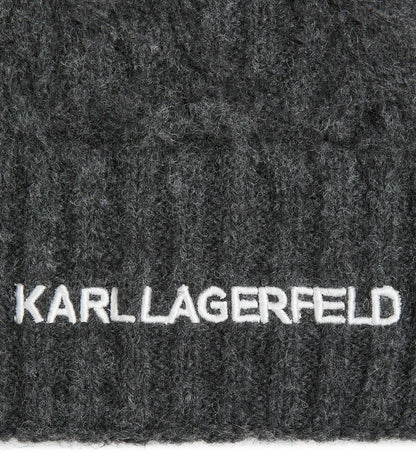 Mørkegrå kabelstrik hue med foldet kant og hvidt "KARL LAGERFELD" broderi på kanten.