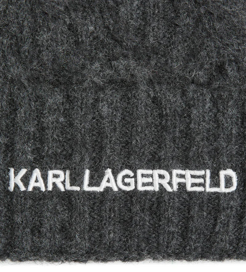 Mørkegrå kabelstrik hue med foldet kant og hvidt "KARL LAGERFELD" broderi på kanten.