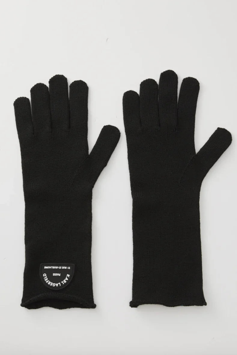 Sorte fingerhandsker med mærke "KARL LAGERFELD PARIS 21 RUE ST-GUILLAUME" på venstre handske.