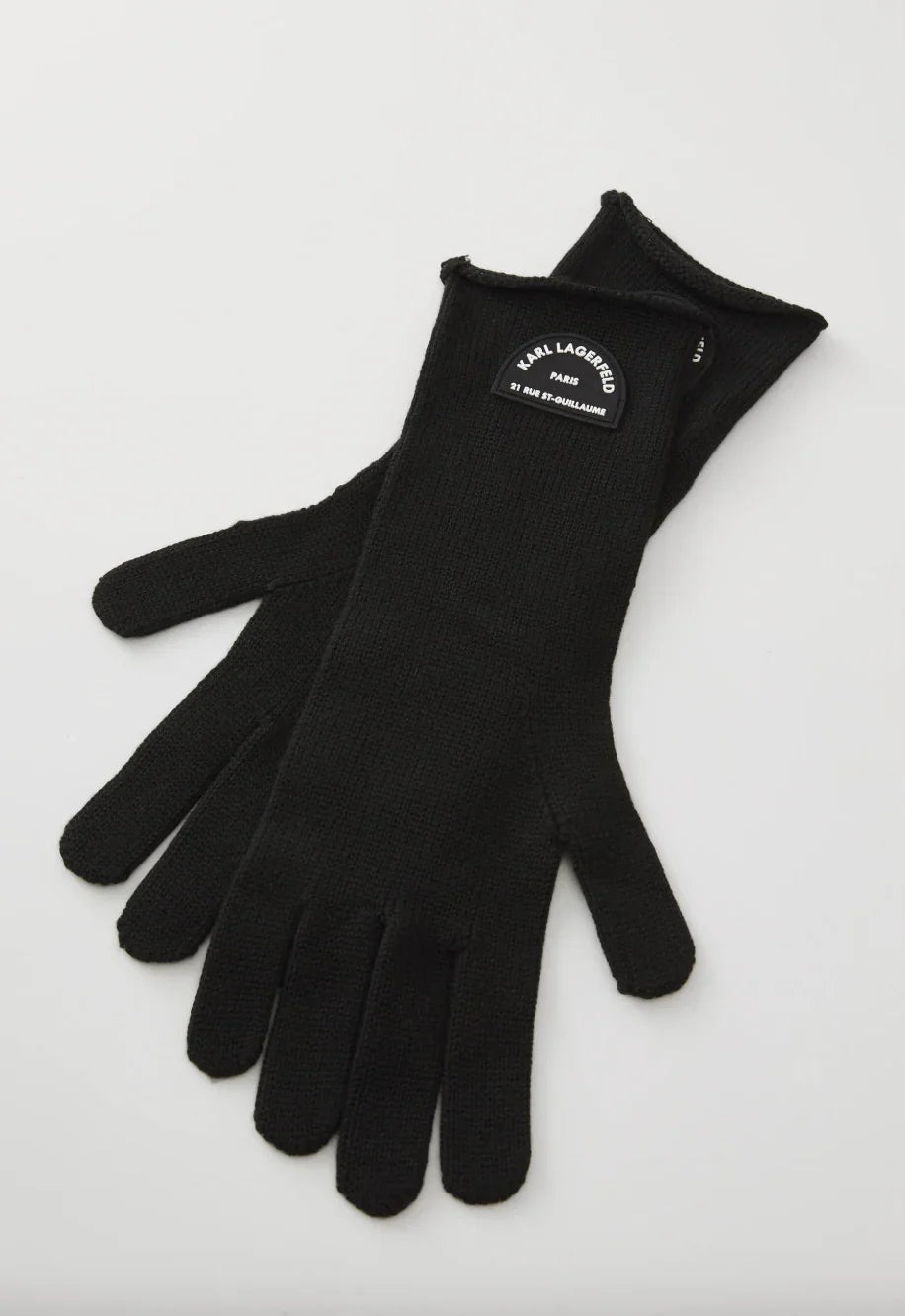 Sorte fingerhandsker med "KARL LAGERFELD PARIS 21 RUE ST-GUILLAUME" mærke. Enkel og stilfuld.