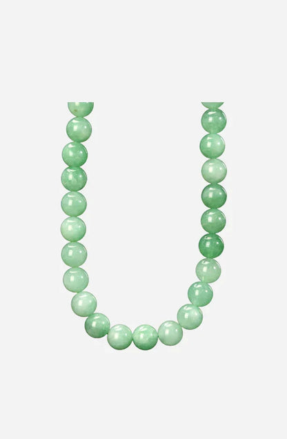 Halskæde fra Andcopenhagen Jewelry med grønne jadeit-perler, model Mindi, vist mod hvid baggrund.