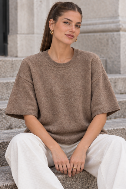 Como tee fra The Garment på en mørkhåret kvinde