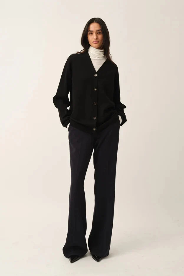 Crepe Wide Pants fra The Garment er elegante bukser med en lang, flydende silhuet på kvinde