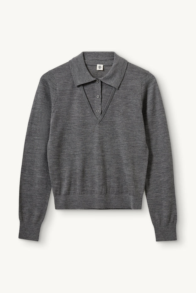 Bergen V-polo strikbluse fra The Garment forfra