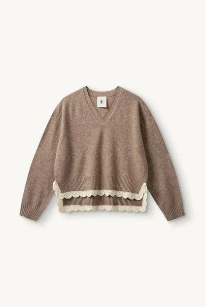 Como Crochet V-Neck striktrøje fra The Garment i farven Beige Melange forfra
