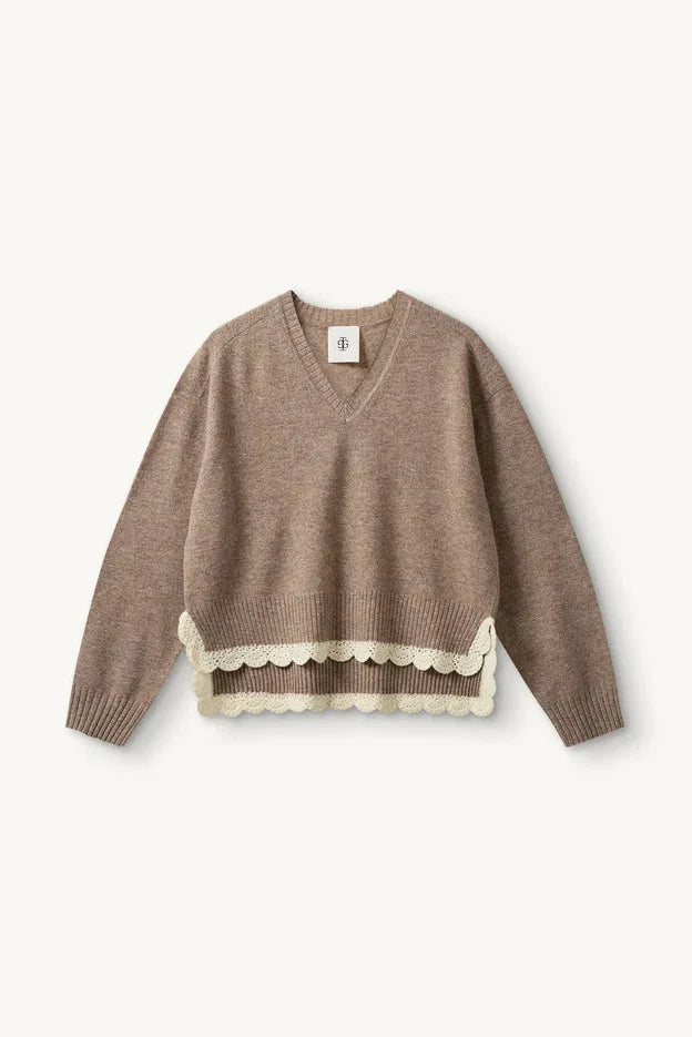 Como Crochet V-Neck striktrøje fra The Garment i farven Beige Melange forfra

