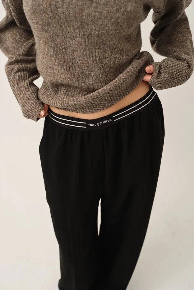 Bukser fra The Garment i Black, Crepe Logo Pants på kvinde