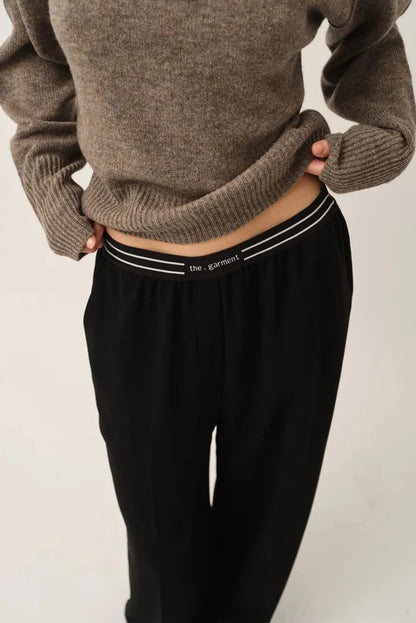 Bukser fra The Garment i Black, Crepe Logo Pants på kvinde