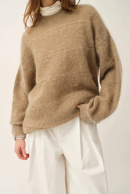 Roma Boxy Sweater fra The Garment er en blød mohairstrik på kvinde med lyse bukser
