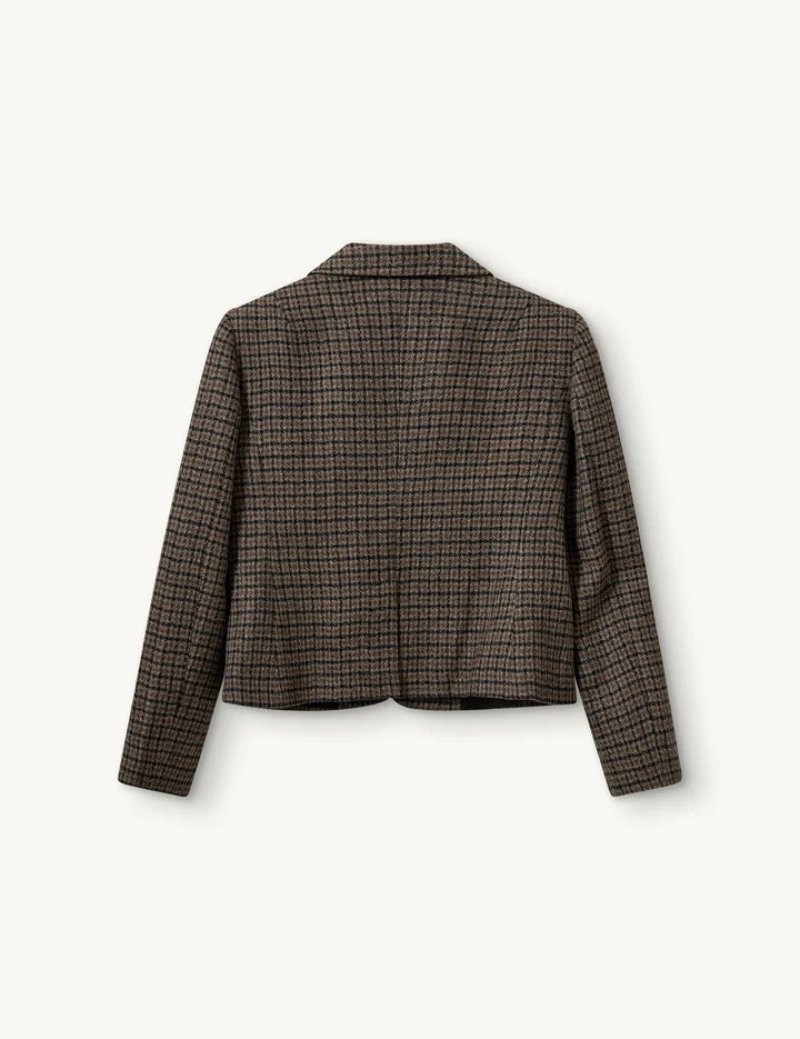 Kort blazer fra The Garment i en smuk brun og sort farvekombination med et klassisk ternet mønster bagfra pakchot