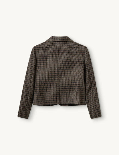 Kort blazer fra The Garment i en smuk brun og sort farvekombination med et klassisk ternet mønster bagfra pakchot