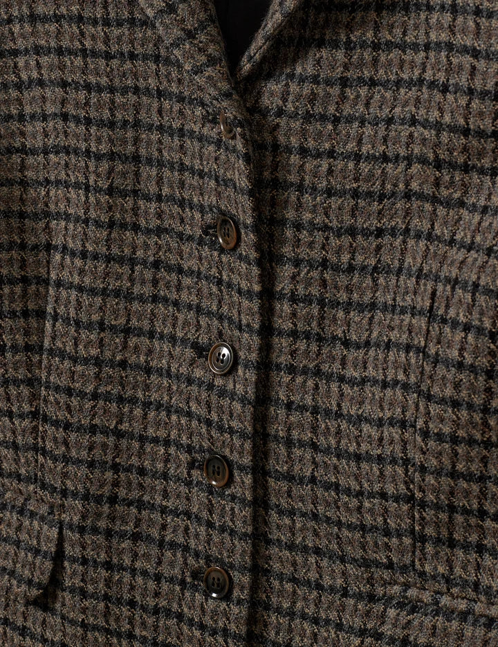 Kort blazer fra The Garment i en smuk brun og sort farvekombination med et klassisk ternet mønster tæt på materialet