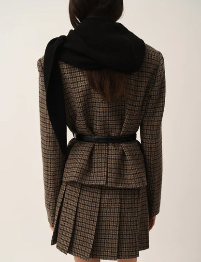 Kort blazer fra The Garment i en smuk brun og sort farvekombination med et klassisk ternet mønster bagfra på kvinde