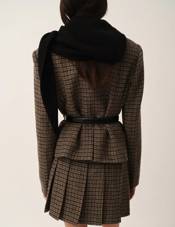 Kort blazer fra The Garment i en smuk brun og sort farvekombination med et klassisk ternet mønster bagfra på kvinde