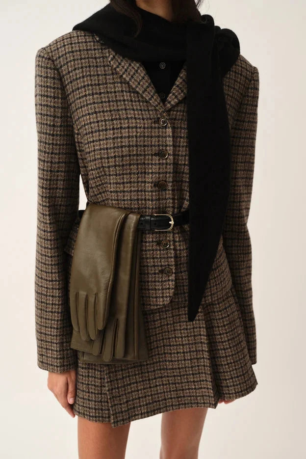 Kort blazer fra The Garment i en smuk brun og sort farvekombination med et klassisk ternet mønster tæt på på kvinde