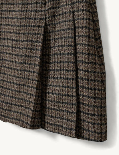 Elegant, kort nederdel fra The Garment i en smuk kombination af brune og sorte nuancer med et klassisk ternet mønster tæt på materialet