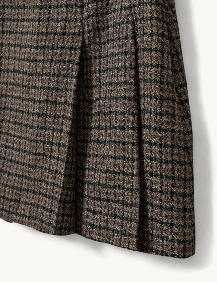 Elegant, kort nederdel fra The Garment i en smuk kombination af brune og sorte nuancer med et klassisk ternet mønster tæt på materialet