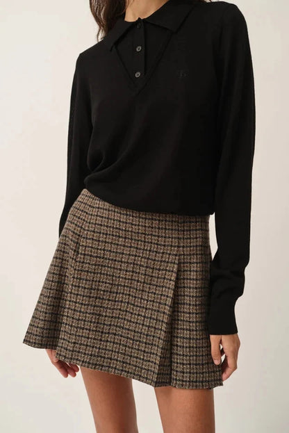 Elegant, kort nederdel fra The Garment i en smuk kombination af brune og sorte nuancer med et klassisk ternet mønster på kvinde