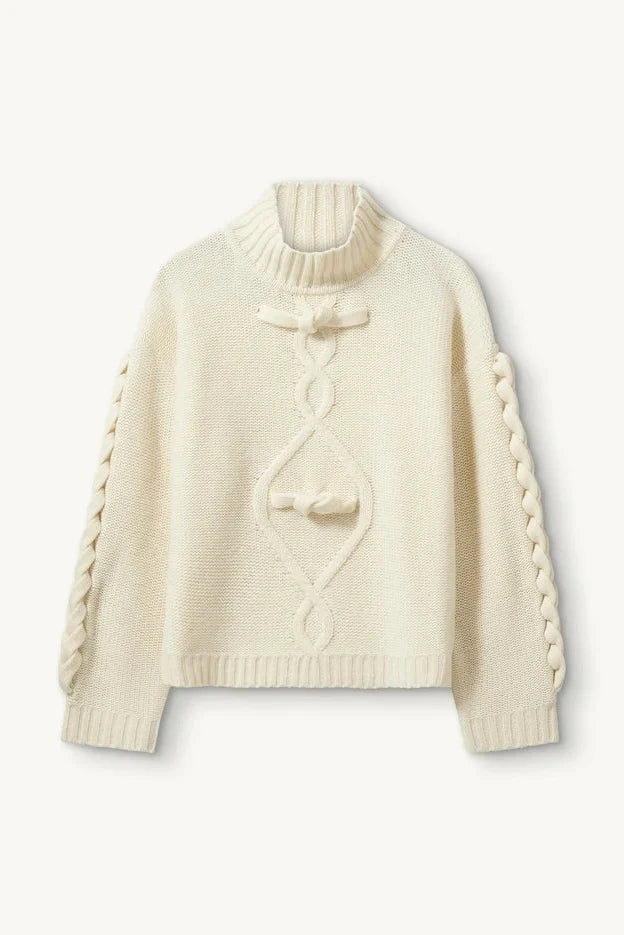Como Braid Sweater fra The Garment er en klassisk strik i Cream packshot