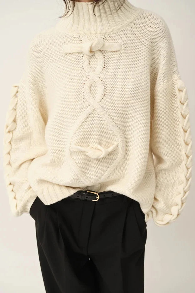 Como Braid Sweater fra The Garment er en klassisk strik i cream på kvinde