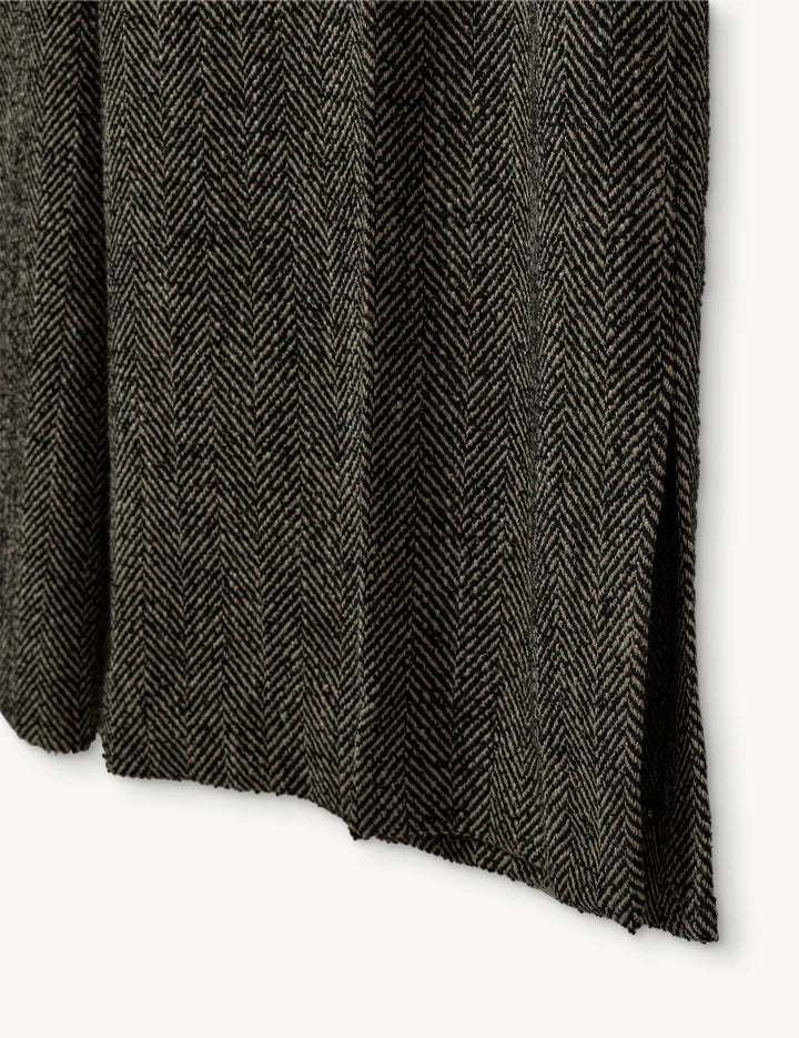 bukser fra The Garment i en smuk kombination af sorte og brune nuancer med et klassisk sildebensmønster i bunden
