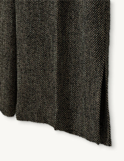 bukser fra The Garment i en smuk kombination af sorte og brune nuancer med et klassisk sildebensmønster i bunden