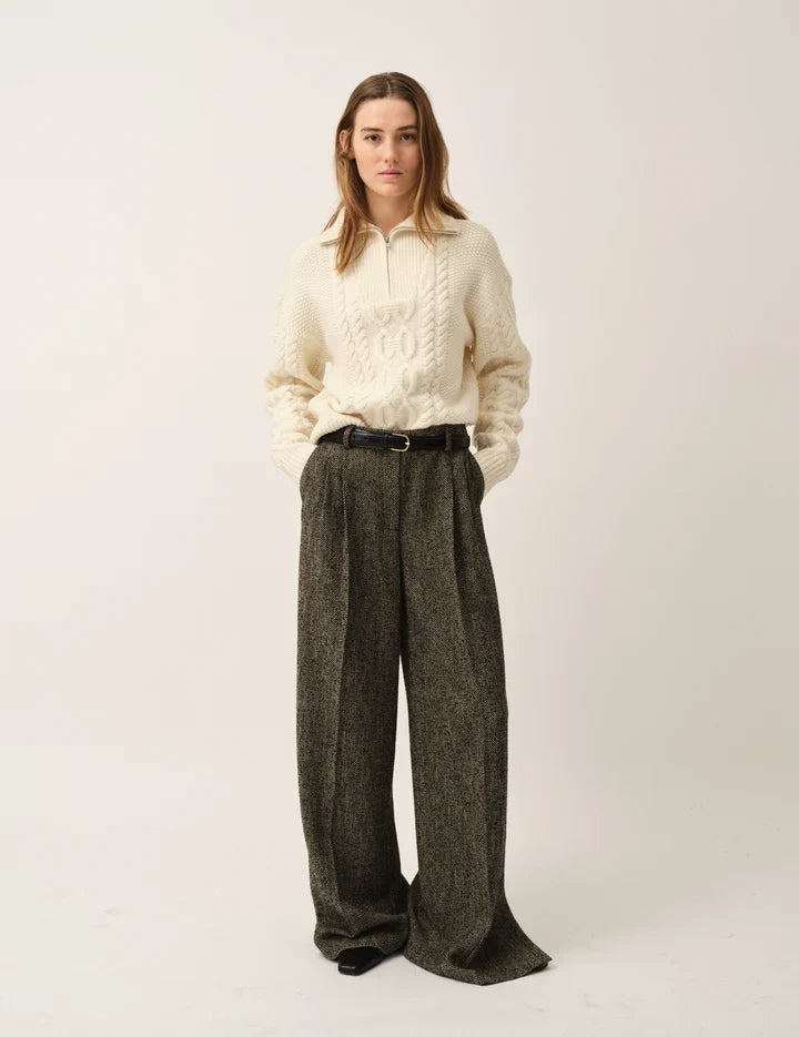 bukser fra The Garment i en smuk kombination af sorte og brune nuancer med et klassisk sildebensmønster forfra