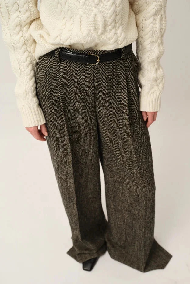 bukser fra The Garment i en smuk kombination af sorte og brune nuancer med et klassisk sildebensmønster på kvinde med trøje