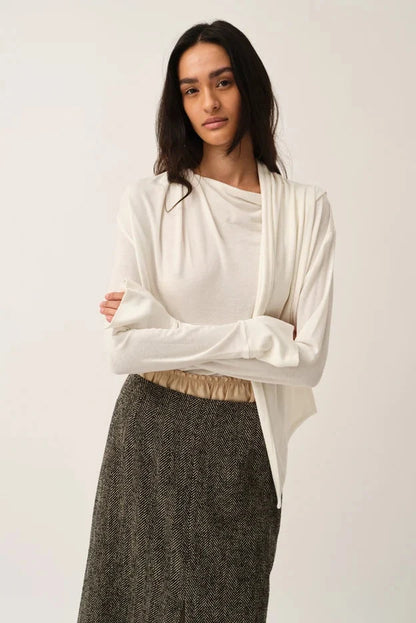 Breanna Scarf Blouse fra The Garment er en elegant bluse i cream på kvinde