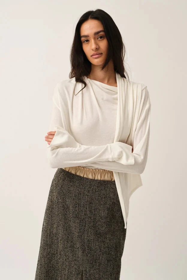 Breanna Scarf Blouse fra The Garment er en elegant bluse i cream på kvinde