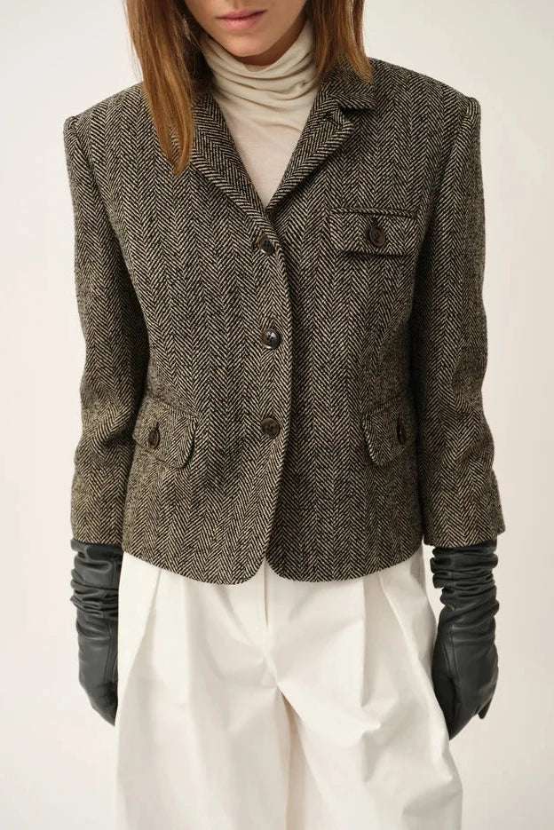 blazer fra The Garment i en flot sort og brun farvekombination med klassisk sildebensmønster på kvinde