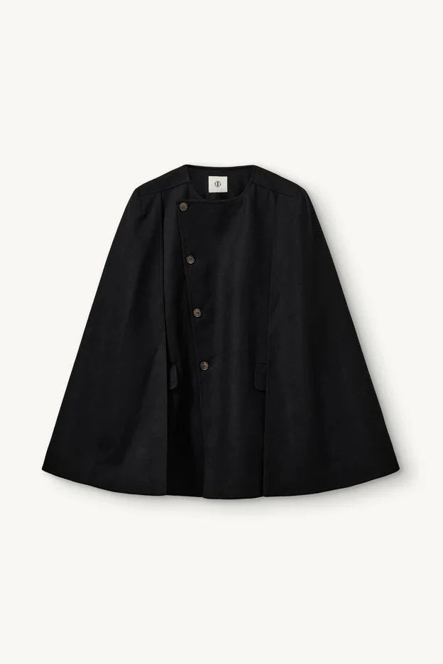 Elegant og stilren cape fra The Garment i klassisk sort - packshot
