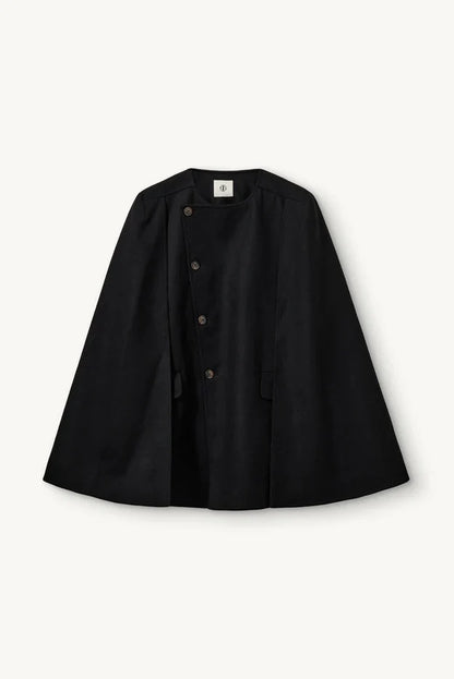 Elegant og stilren cape fra The Garment i klassisk sort - packshot