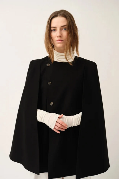 Elegant og stilren cape fra The Garment i klassisk sort på kvinde