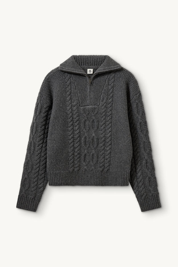 Como Zip Sweater fra The Garment er en klassisk kabelstrik i grey melange