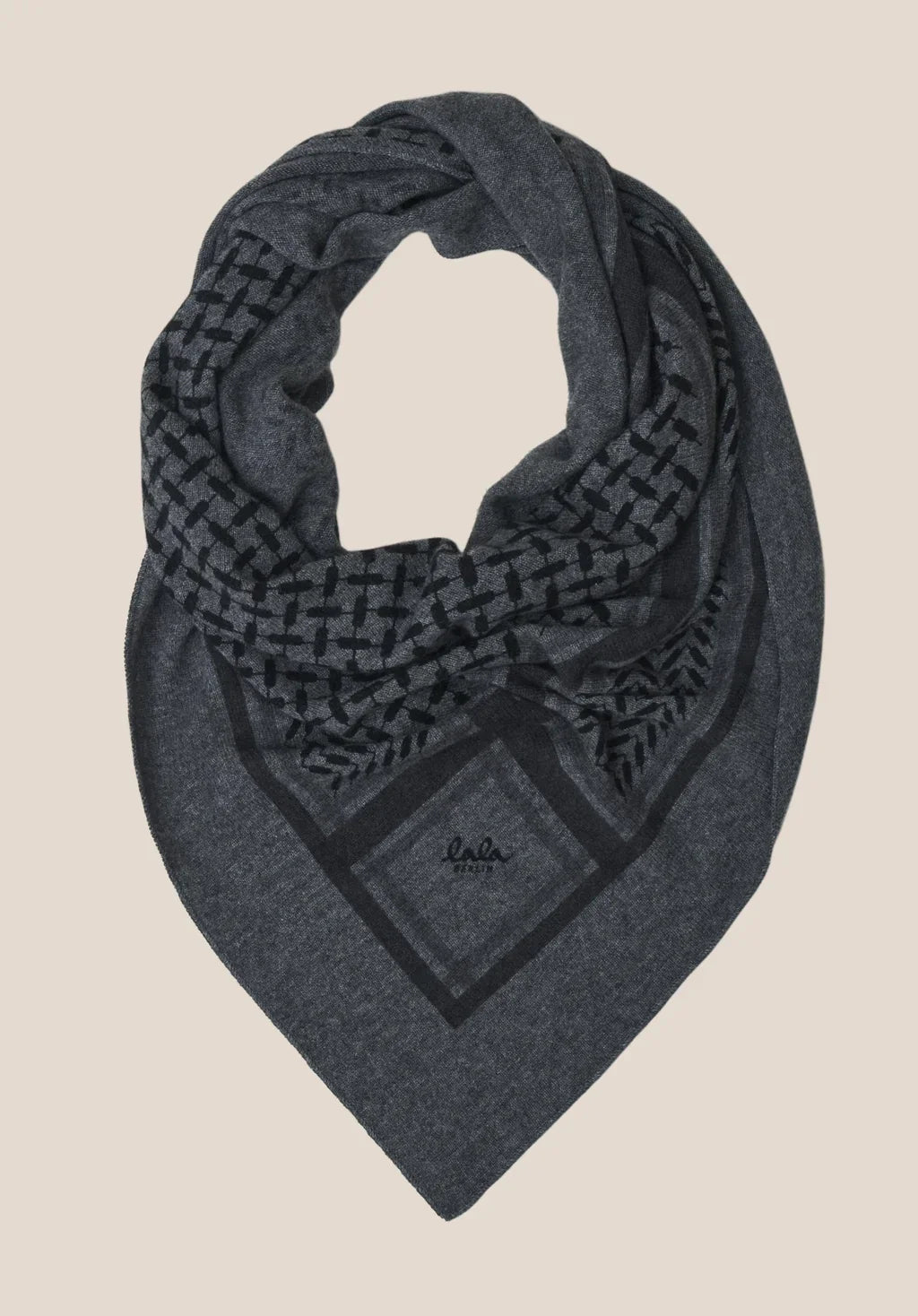 Triangle Trinity Classic M fra&nbsp;Lala Berlin er et eksklusivt trekantet tørklæde i 100% cashmere.