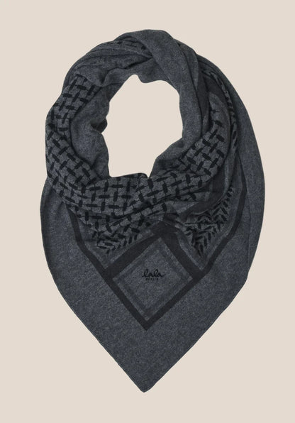 Triangle Trinity Classic M fra&nbsp;Lala Berlin er et eksklusivt trekantet tørklæde i 100% cashmere.
