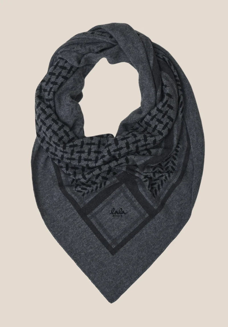 Triangle Trinity Classic M fra&nbsp;Lala Berlin er et eksklusivt trekantet tørklæde i 100% cashmere.