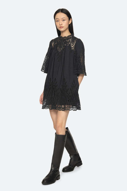 Vali Mini Dress fra Sea New York er en elegant minikjole fra siden