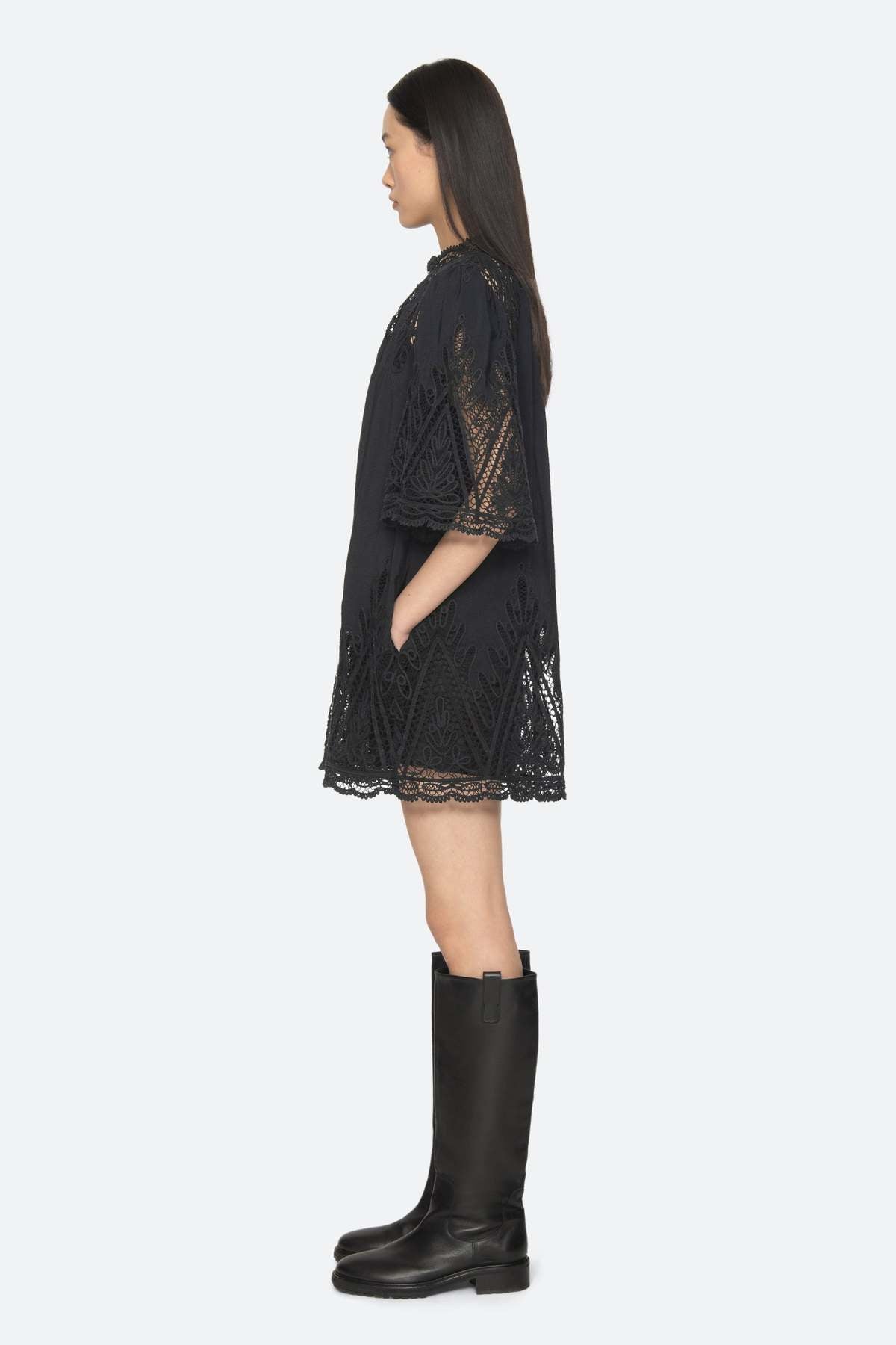 Vali Mini Dress fra Sea New York er en elegant minikjole fra siden