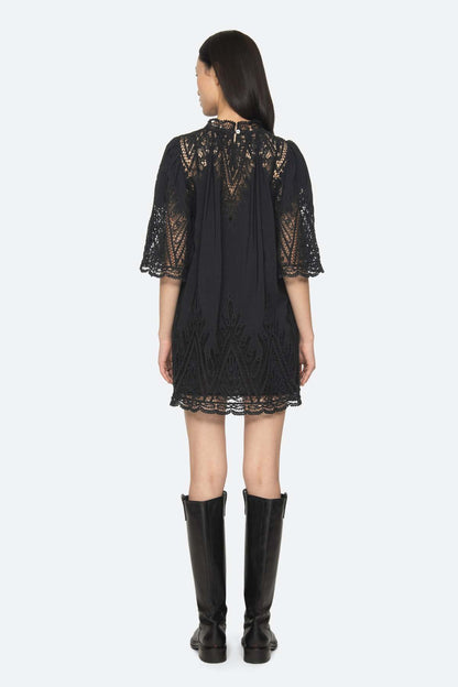 Vali Mini Dress fra Sea New York er en elegant minikjole bagfra